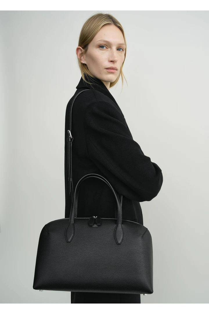 TOTEME 미디엄 그레인드 레더 데이 토트 블랙의 블랙컬러 2번쨰 이미지입니다.