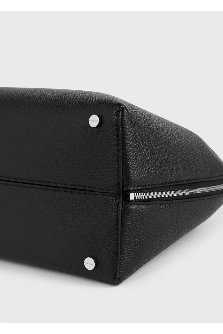 TOTEME 미디엄 그레인드 레더 데이 토트 블랙의 블랙컬러 5번쨰 이미지입니다.