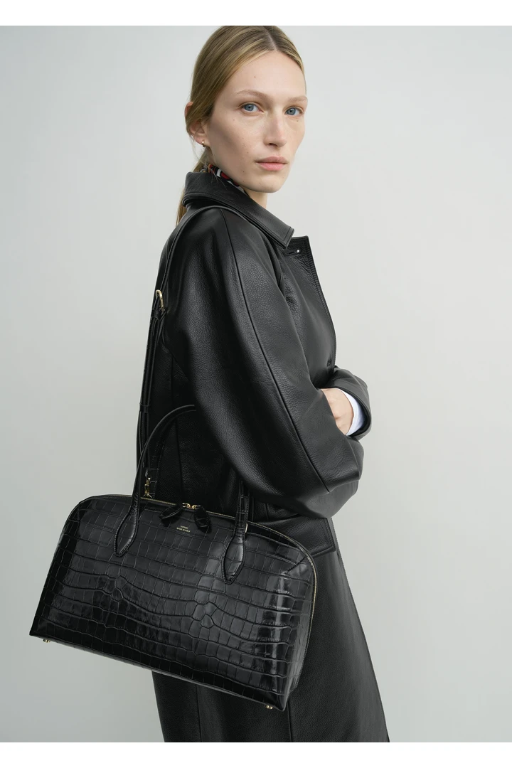 TOTEME 미디엄 크로커 엠보스드 데이 토트 블랙의 블랙컬러 2번쨰 이미지입니다.