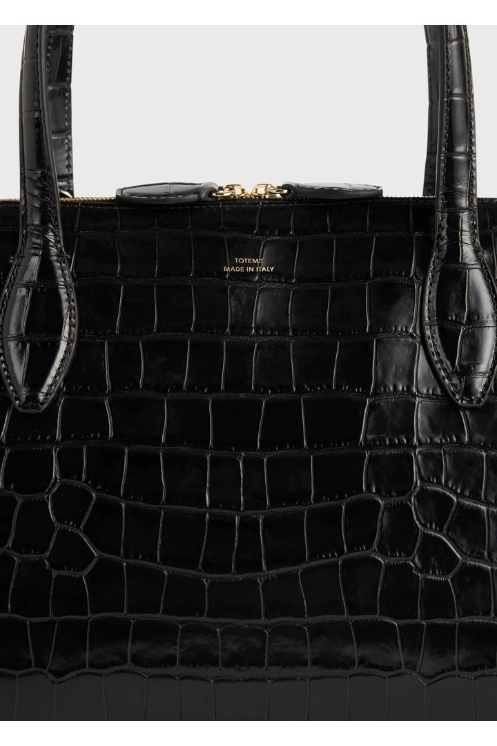 TOTEME 미디엄 크로커 엠보스드 데이 토트 블랙의 블랙컬러 3번쨰 이미지입니다.