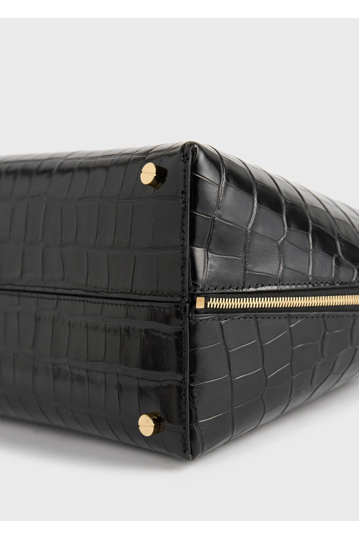 TOTEME 미디엄 크로커 엠보스드 데이 토트 블랙의 블랙컬러 5번쨰 이미지입니다.