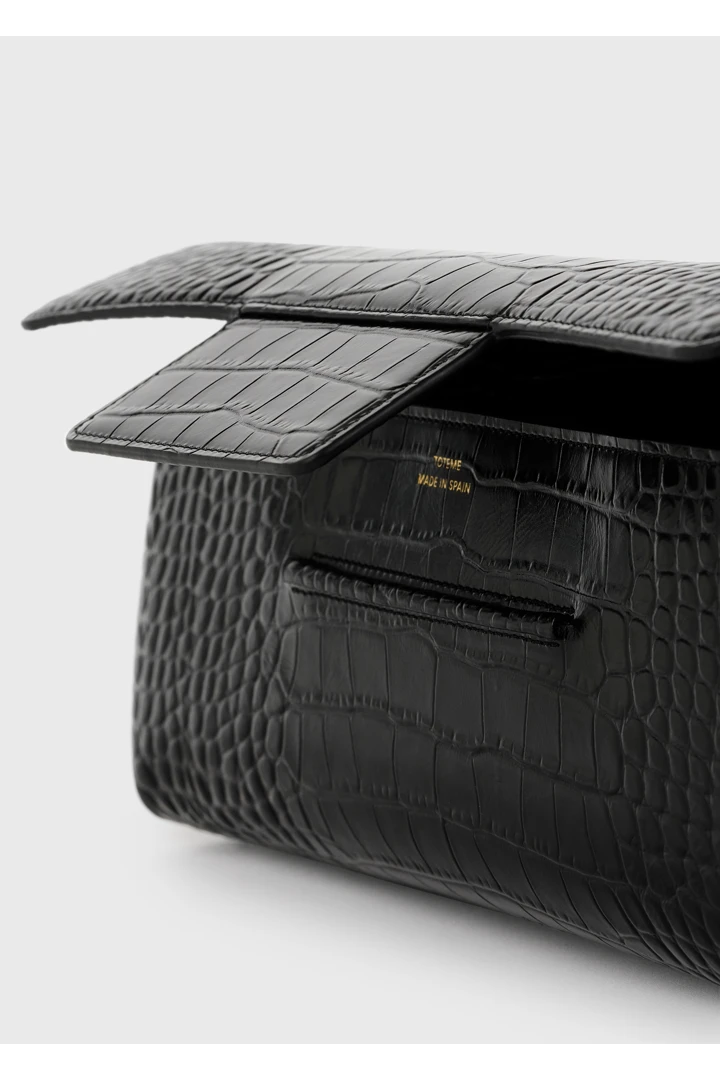 TOTEME 소프트 크로커 엠보스드 티-클러치 블랙의 블랙컬러 3번쨰 이미지입니다.