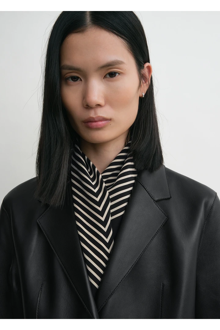 TOTEME 센터드 모노그램 실크 스카프 블랙의 블랙컬러 1번쨰 이미지입니다.