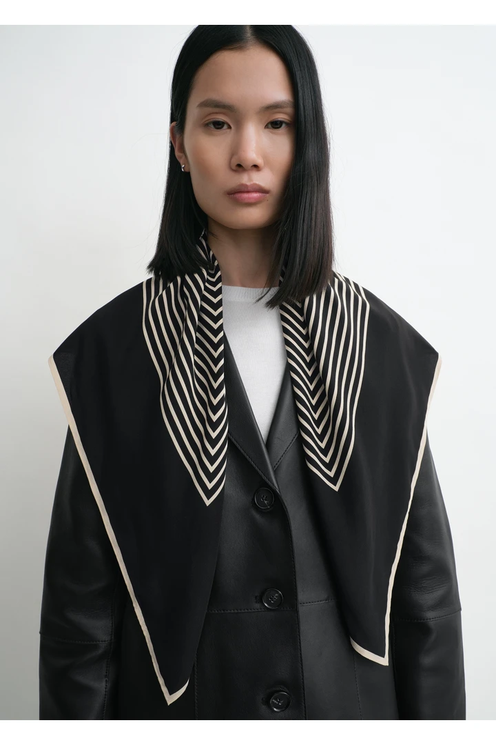 TOTEME 센터드 모노그램 실크 스카프 블랙의 블랙컬러 2번쨰 이미지입니다.