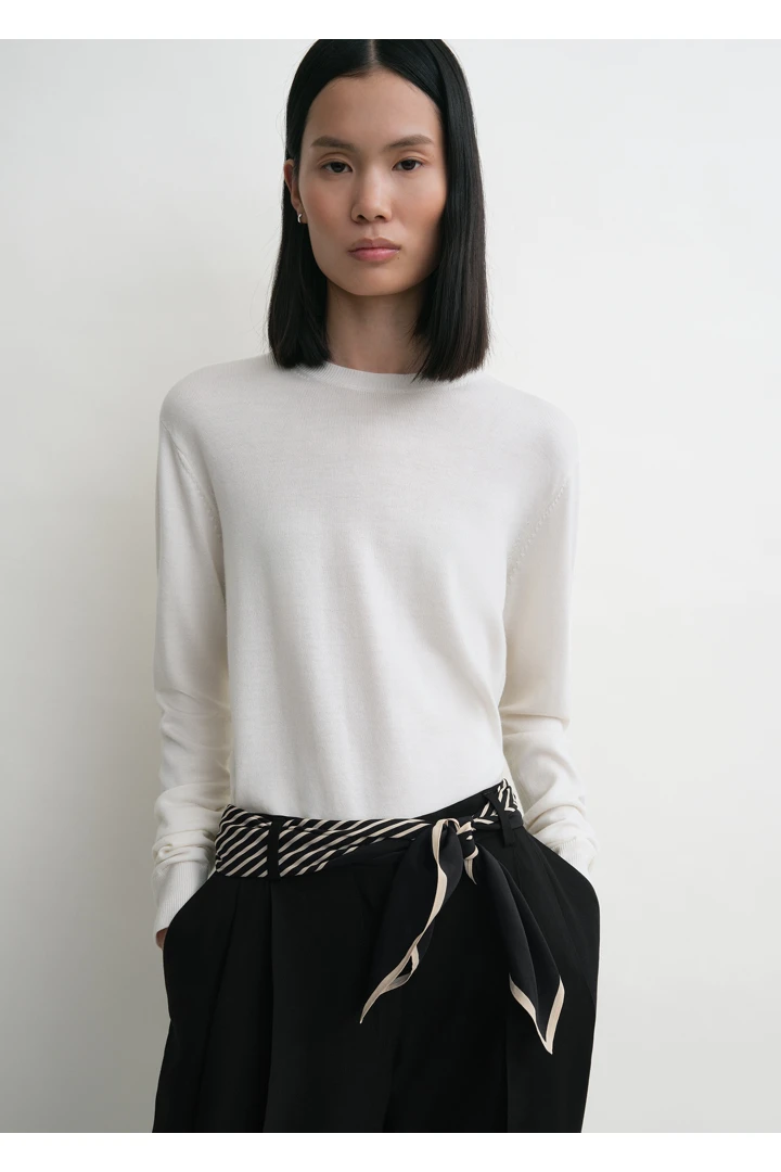 TOTEME 센터드 모노그램 실크 스카프 블랙의 블랙컬러 3번쨰 이미지입니다.