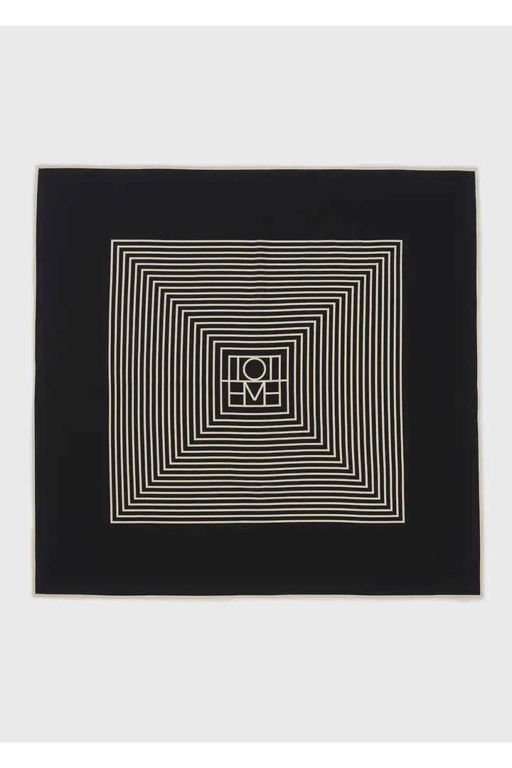 TOTEME 센터드 모노그램 실크 스카프 블랙의 블랙컬러 5번쨰 이미지입니다.