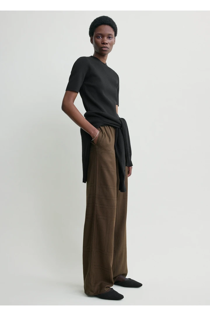 TOTEME 모노그램 플란넬 파자마 바텀 다크 브라운의 다크 브라운컬러 1번쨰 이미지입니다.