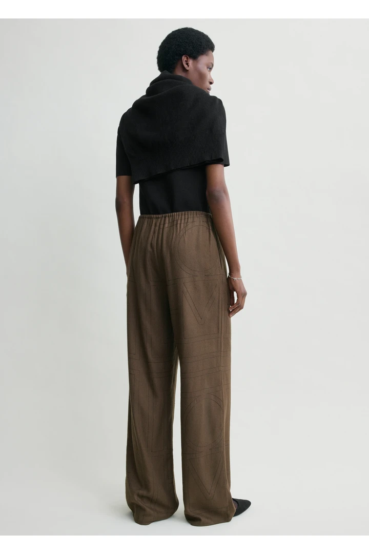 TOTEME 모노그램 플란넬 파자마 바텀 다크 브라운의 다크 브라운컬러 2번쨰 이미지입니다.