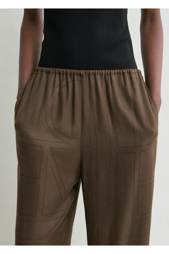 TOTEME 모노그램 플란넬 파자마 바텀 다크 브라운의 다크 브라운컬러 3번쨰 이미지입니다.