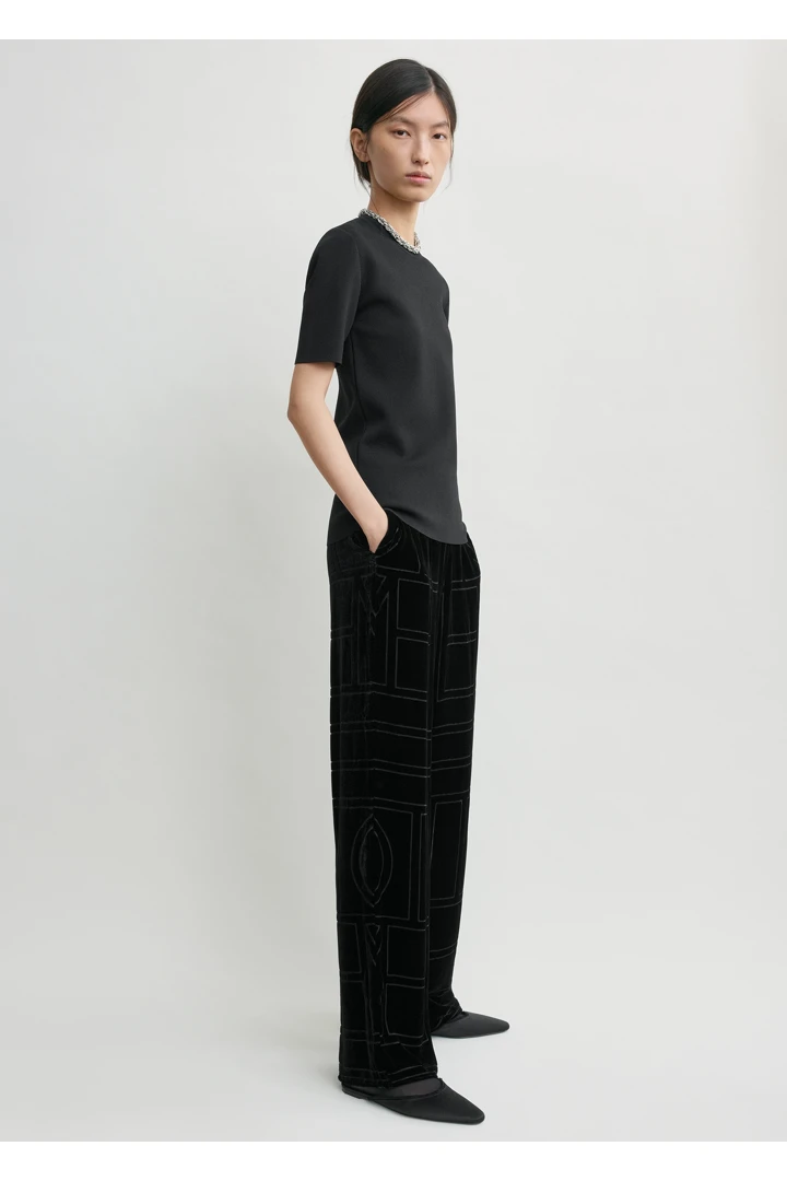 TOTEME 모노그램 데보레 파자마 바텀 블랙의 블랙컬러 1번쨰 이미지입니다.