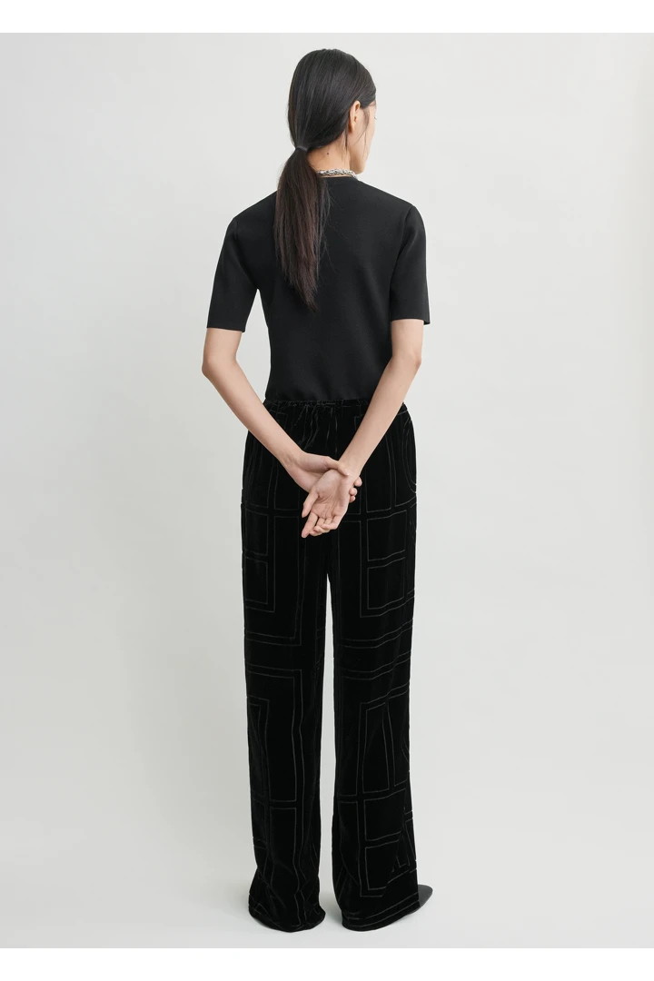 TOTEME 모노그램 데보레 파자마 바텀 블랙의 블랙컬러 2번쨰 이미지입니다.