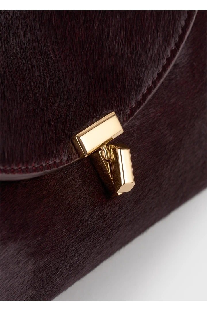 TOTEME 미니 티-락 포니 헤어 클러치 와인의 와인컬러 3번쨰 이미지입니다.