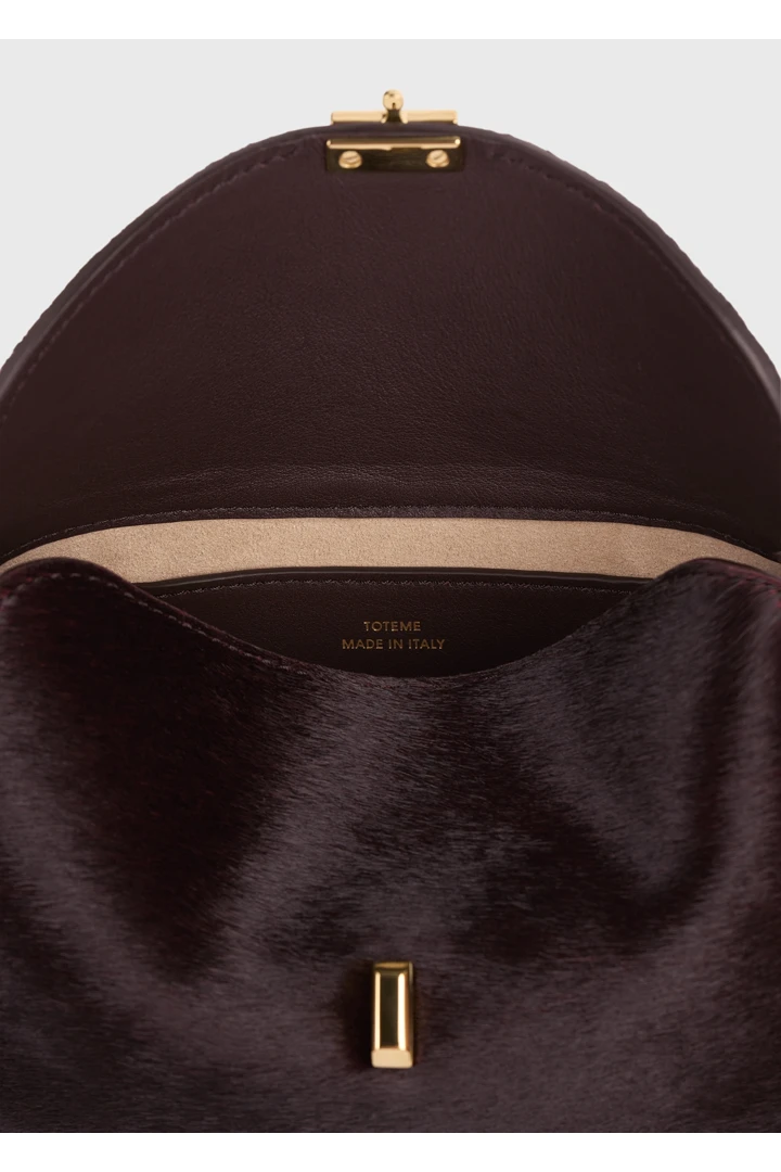 TOTEME 미니 티-락 포니 헤어 클러치 와인의 와인컬러 4번쨰 이미지입니다.