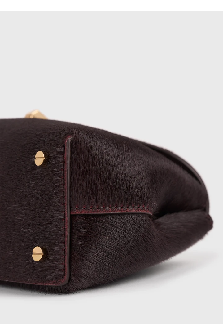 TOTEME 미니 티-락 포니 헤어 클러치 와인의 와인컬러 5번쨰 이미지입니다.