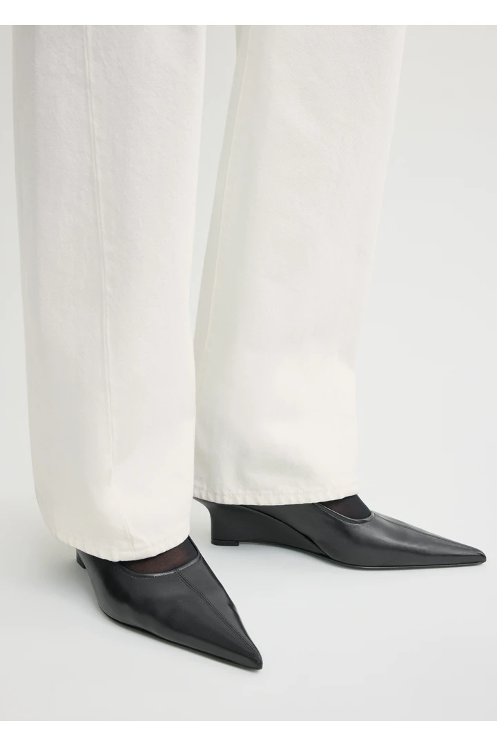 TOTEME 샤프 나파 웨지 펌프스 블랙의 블랙컬러 1번쨰 이미지입니다.