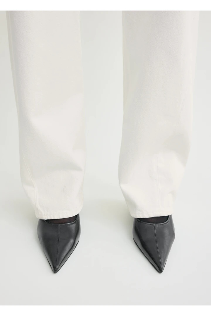 TOTEME 샤프 나파 웨지 펌프스 블랙의 블랙컬러 2번쨰 이미지입니다.