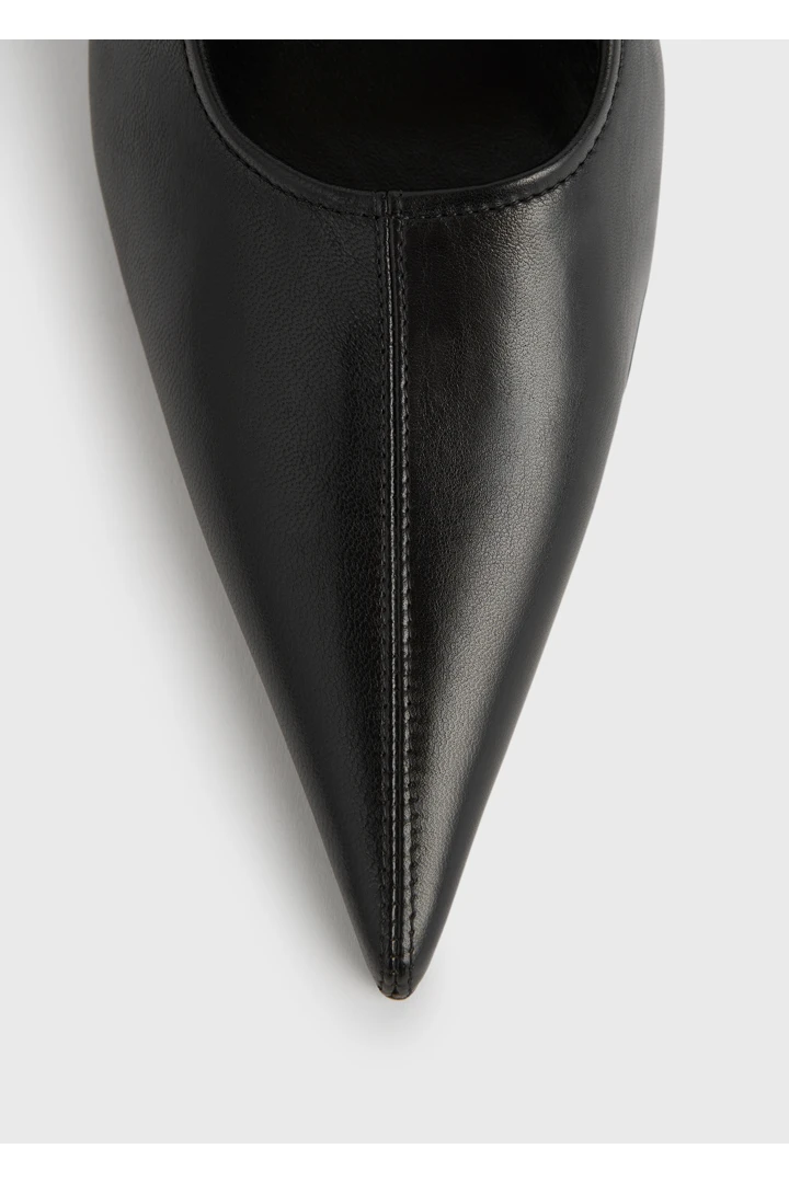 TOTEME 샤프 나파 웨지 펌프스 블랙의 블랙컬러 4번쨰 이미지입니다.