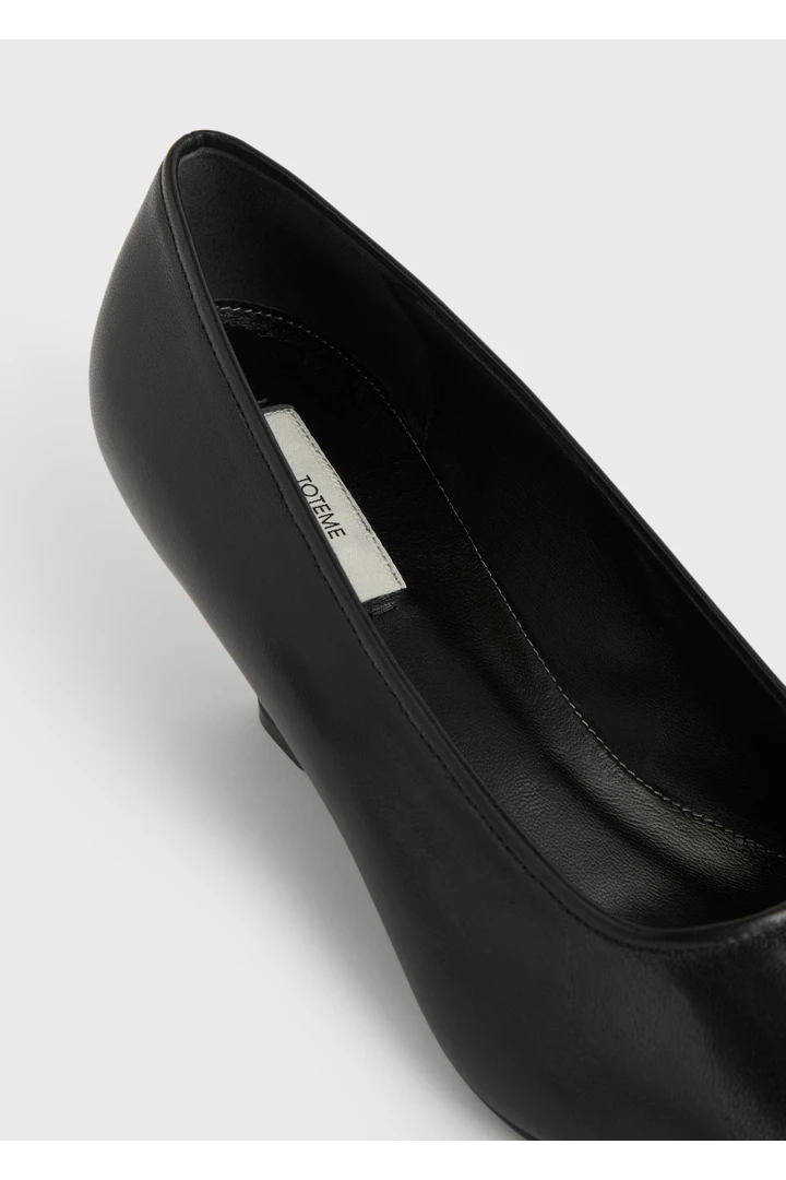 TOTEME 샤프 나파 웨지 펌프스 블랙의 블랙컬러 5번쨰 이미지입니다.