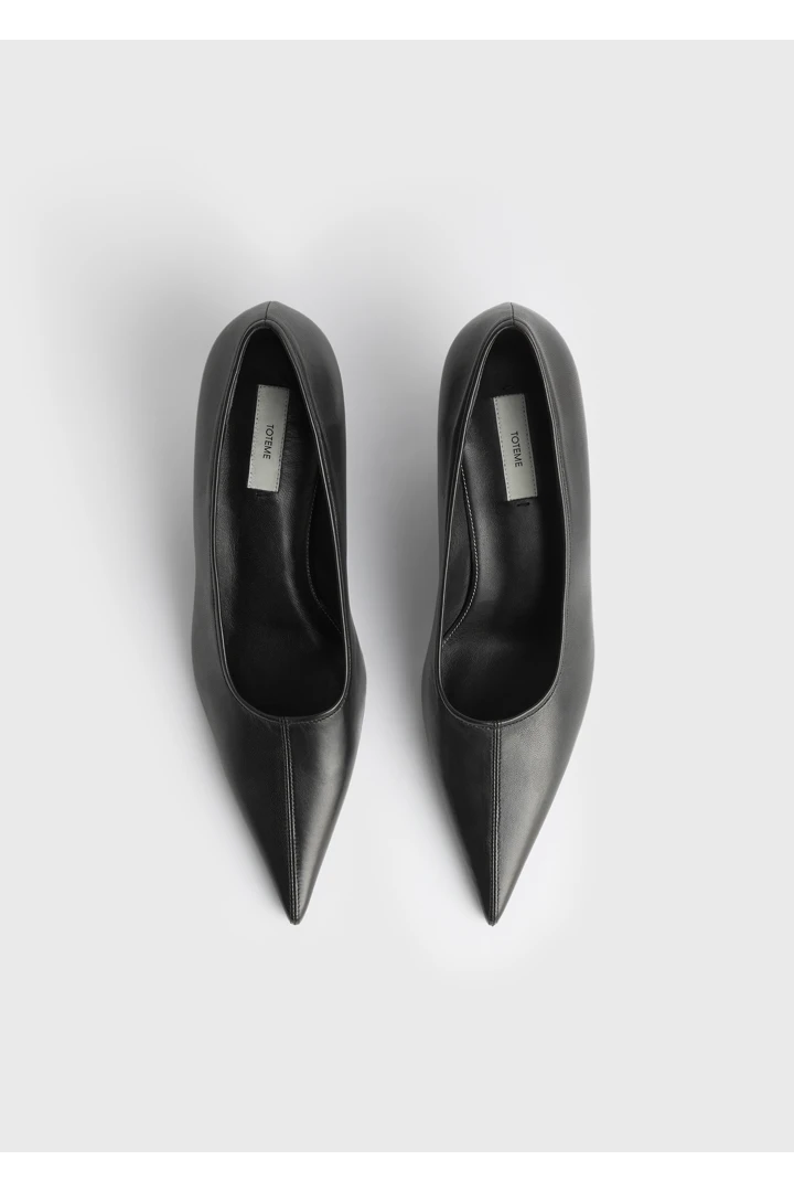 TOTEME 샤프 나파 웨지 펌프스 블랙의 블랙컬러 6번쨰 이미지입니다.