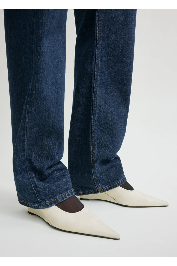 TOTEME 샤프 나파 웨지 펌프스 화이트의 화이트컬러 1번쨰 이미지입니다.