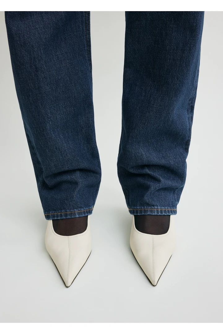 TOTEME 샤프 나파 웨지 펌프스 화이트의 화이트컬러 2번쨰 이미지입니다.