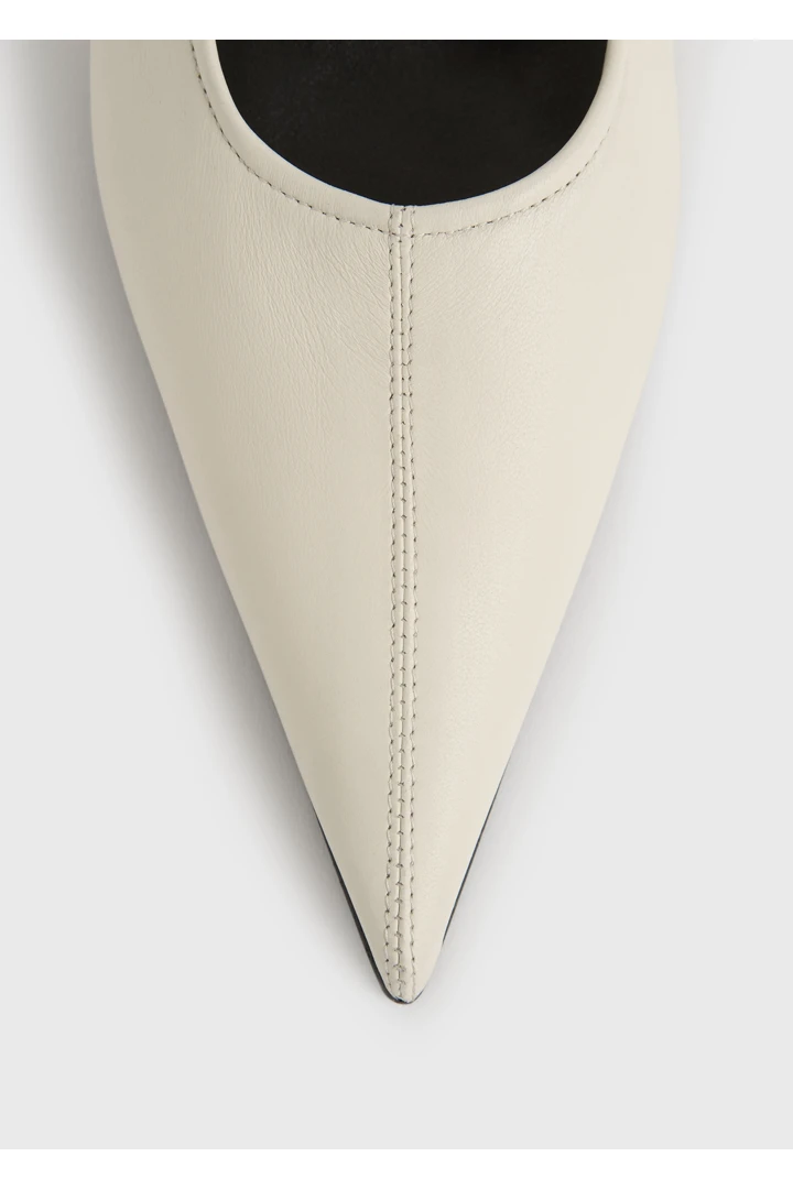 TOTEME 샤프 나파 웨지 펌프스 화이트의 화이트컬러 4번쨰 이미지입니다.
