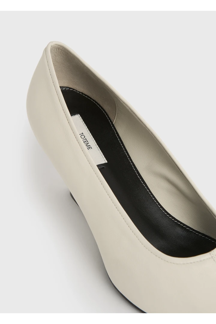 TOTEME 샤프 나파 웨지 펌프스 화이트의 화이트컬러 5번쨰 이미지입니다.