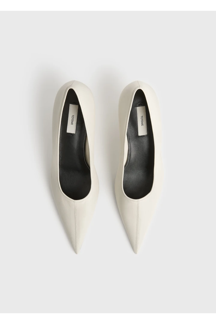 TOTEME 샤프 나파 웨지 펌프스 화이트의 화이트컬러 6번쨰 이미지입니다.