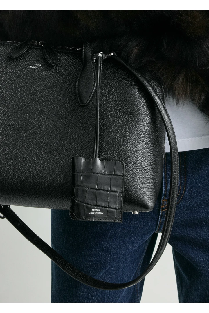 TOTEME 크로커 엠보스드 키링 블랙의 블랙컬러 1번쨰 이미지입니다.