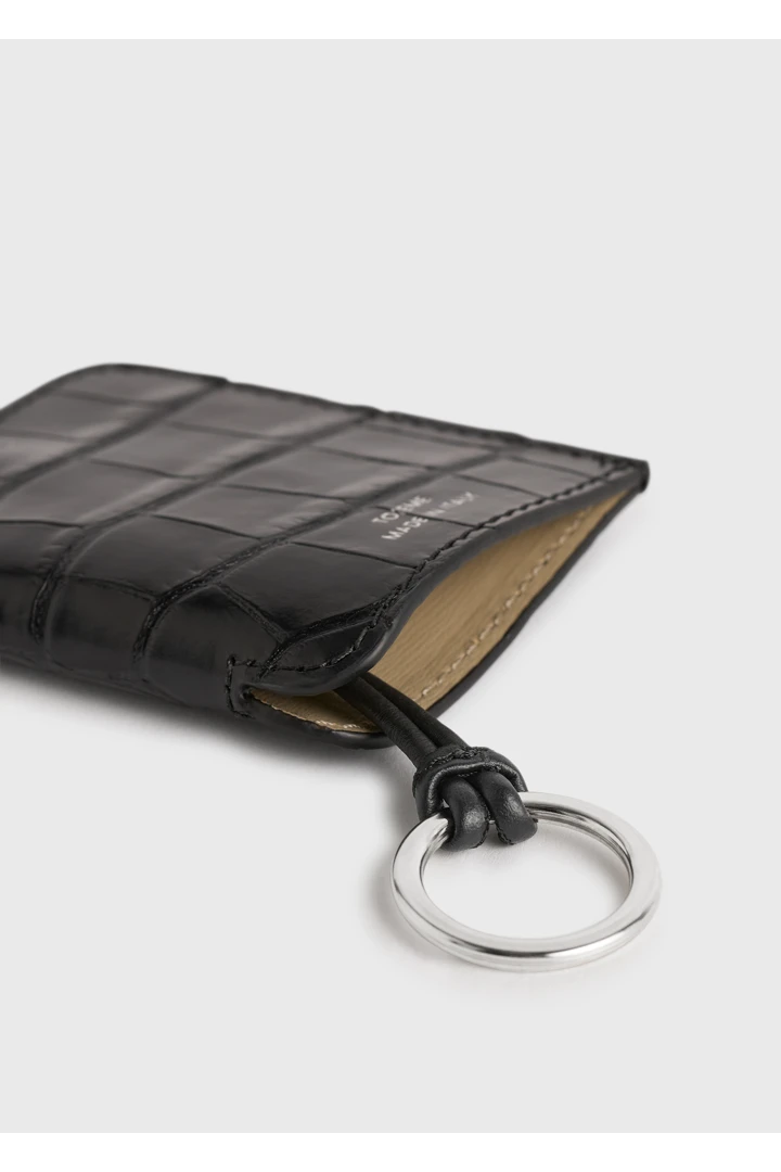 TOTEME 크로커 엠보스드 키링 블랙의 블랙컬러 3번쨰 이미지입니다.