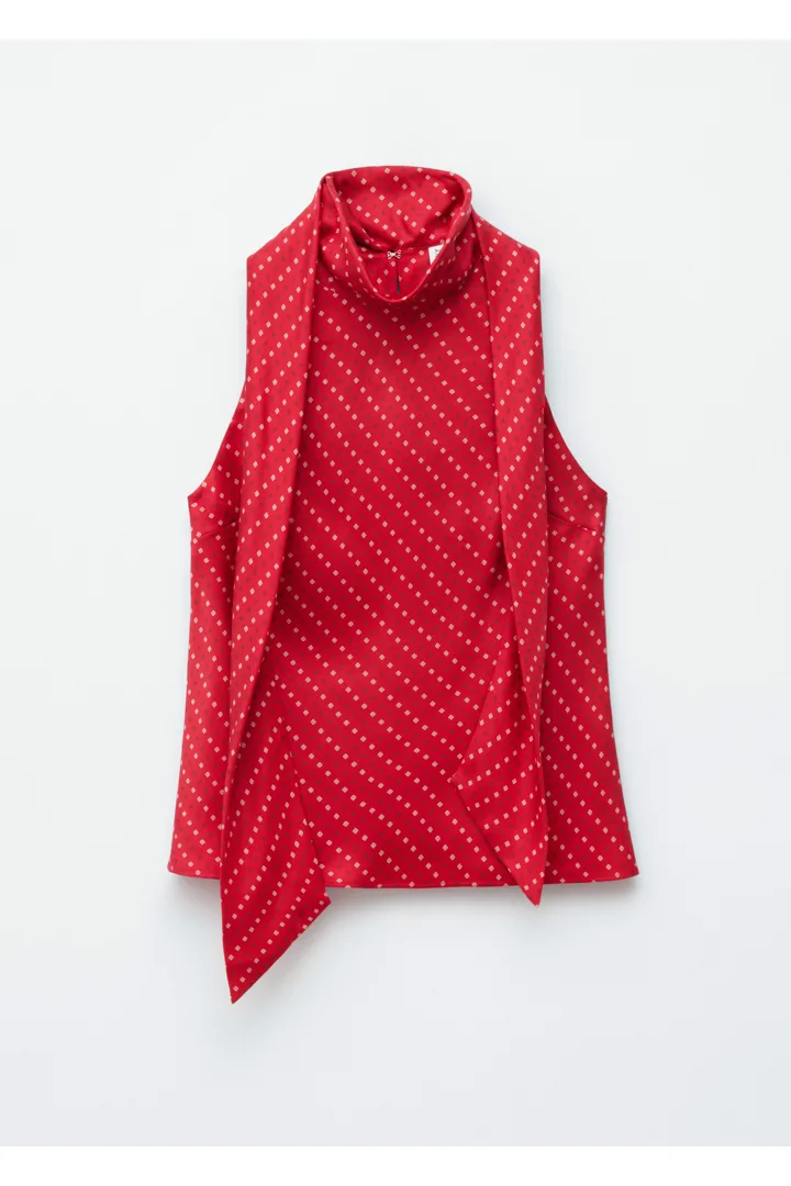 앤아더스토리즈 스카프 넥 실크 탑의 레드-스퀘어 프린트컬러 Product입니다.