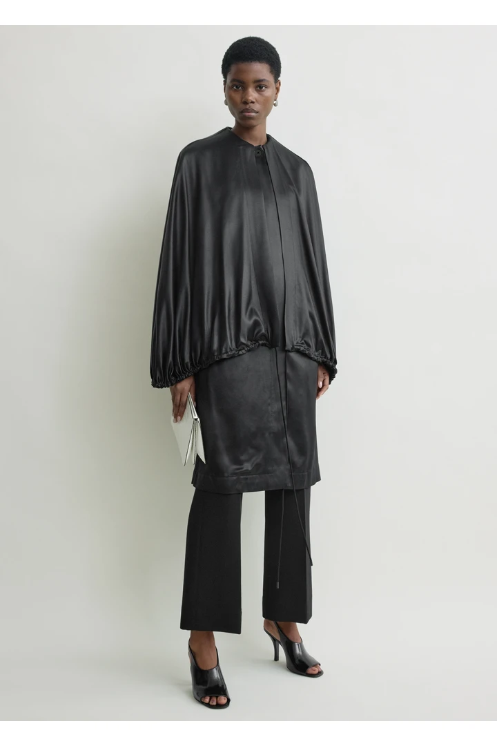 TOTEME 디태처블 케이프 이브닝 코트 블랙의 블랙컬러 0번쨰 이미지입니다.