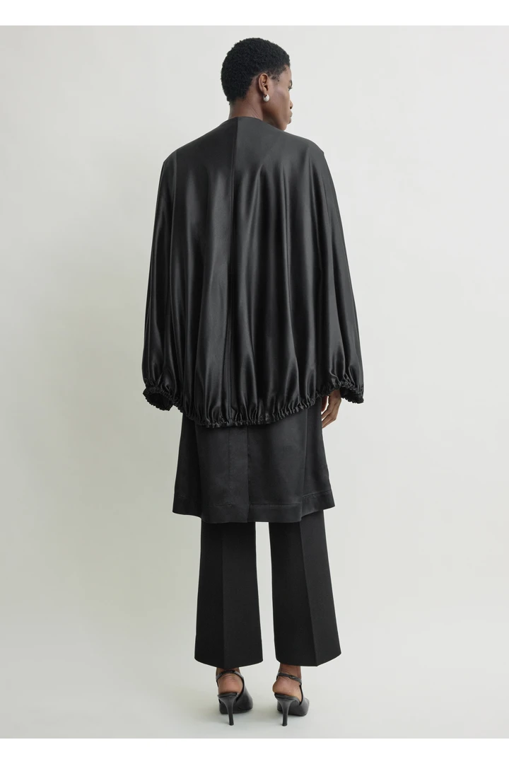 TOTEME 디태처블 케이프 이브닝 코트 블랙의 블랙컬러 2번쨰 이미지입니다.
