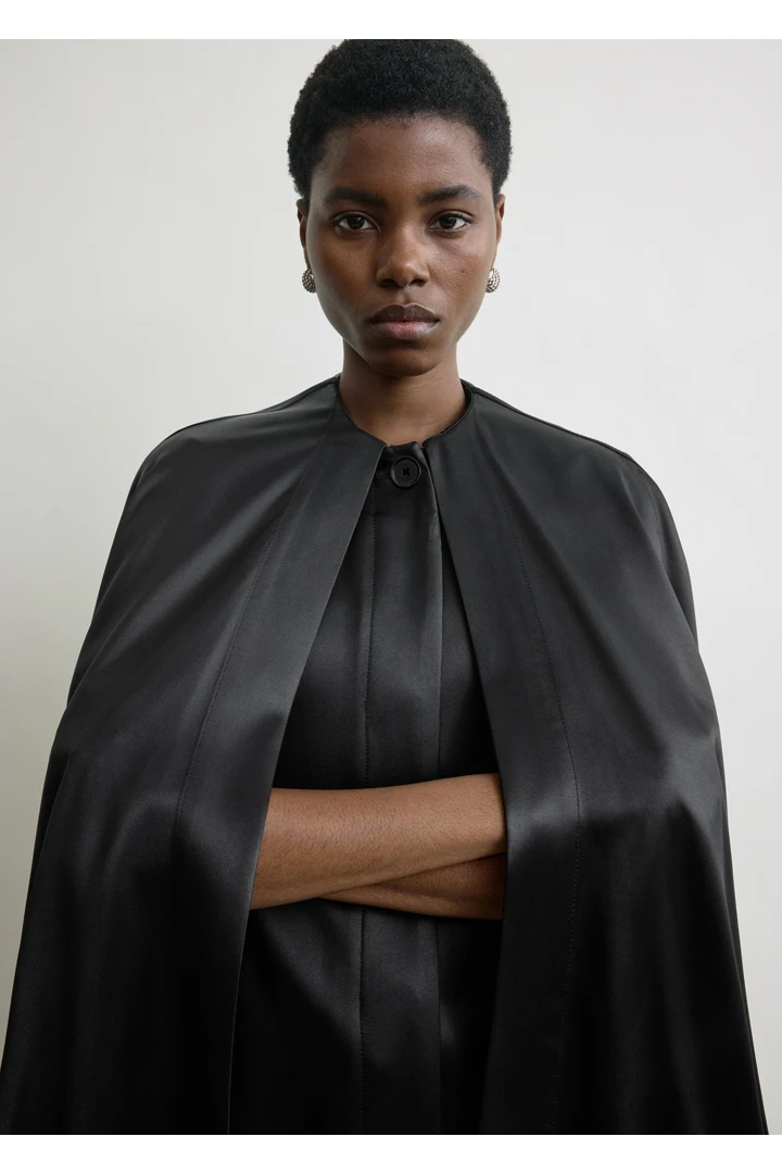 TOTEME 디태처블 케이프 이브닝 코트 블랙의 블랙컬러 3번쨰 이미지입니다.