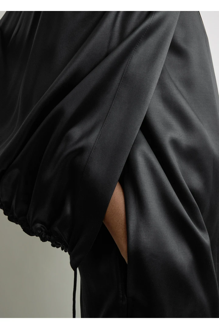 TOTEME 디태처블 케이프 이브닝 코트 블랙의 블랙컬러 4번쨰 이미지입니다.