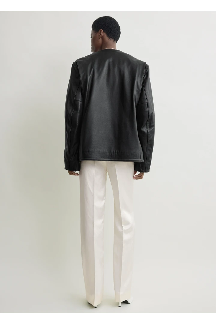 TOTEME 미니멀 바이커 재킷 블랙의 블랙컬러 2번쨰 이미지입니다.