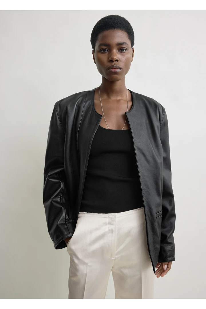 TOTEME 미니멀 바이커 재킷 블랙의 블랙컬러 3번쨰 이미지입니다.