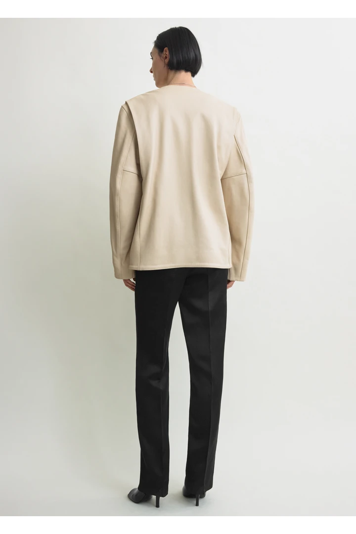 TOTEME 미니멀 바이커 재킷 스톤의 스톤컬러 2번쨰 이미지입니다.