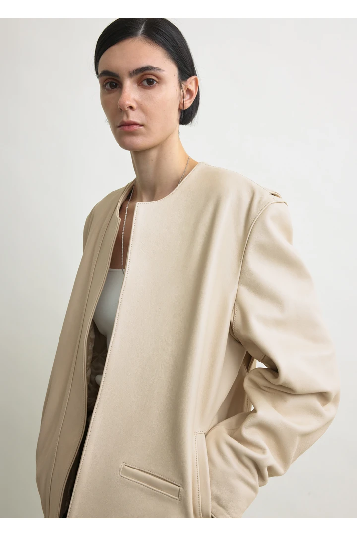 TOTEME 미니멀 바이커 재킷 스톤의 스톤컬러 3번쨰 이미지입니다.