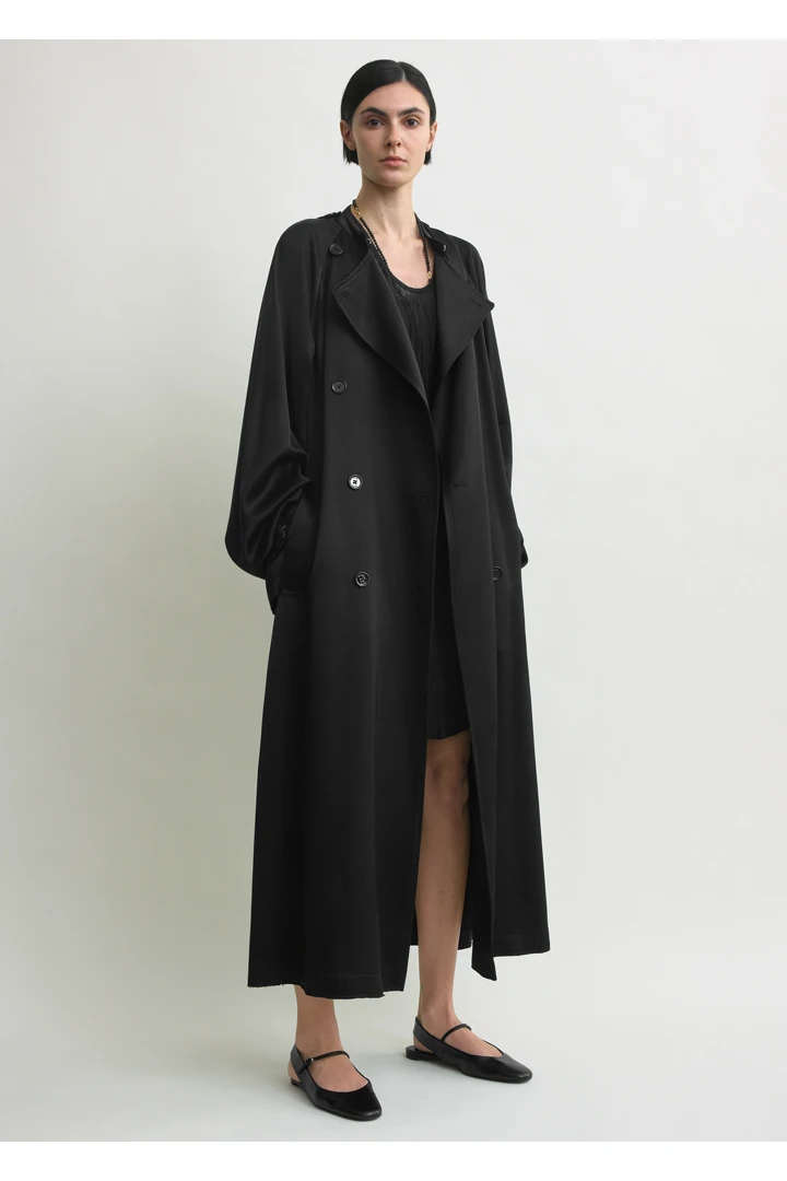 TOTEME default image 4 of 블랙 in 드레이프 새틴 트렌치 블랙