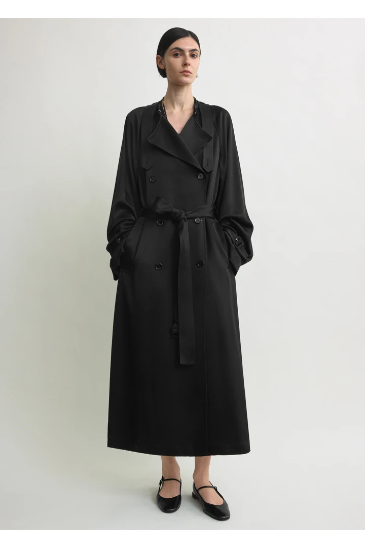 TOTEME 드레이프 새틴 트렌치 블랙의 블랙컬러 1번쨰 이미지입니다.