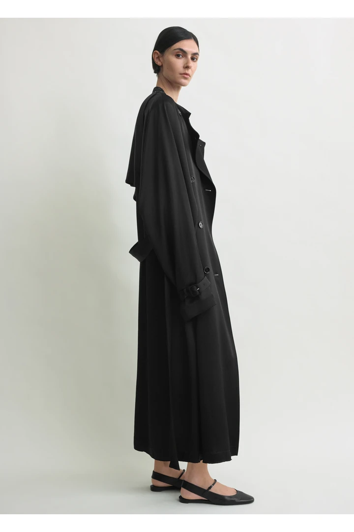 TOTEME 드레이프 새틴 트렌치 블랙의 블랙컬러 2번쨰 이미지입니다.