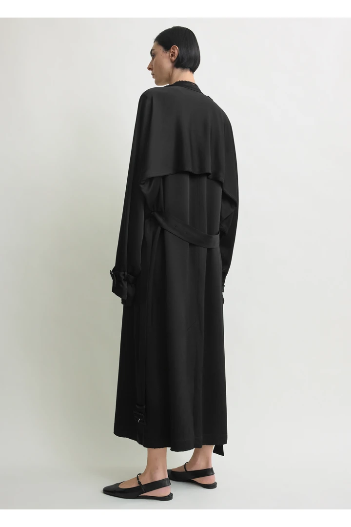 TOTEME 드레이프 새틴 트렌치 블랙의 블랙컬러 3번쨰 이미지입니다.
