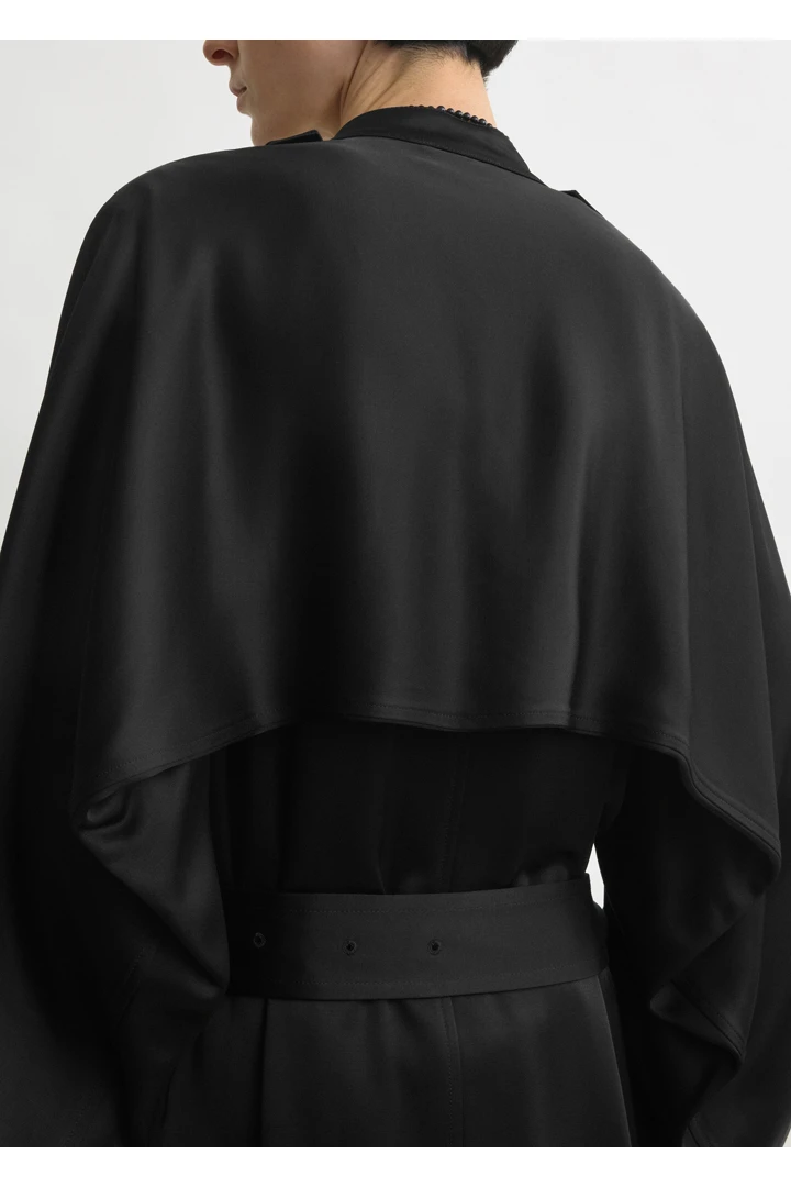 TOTEME 드레이프 새틴 트렌치 블랙의 블랙컬러 4번쨰 이미지입니다.