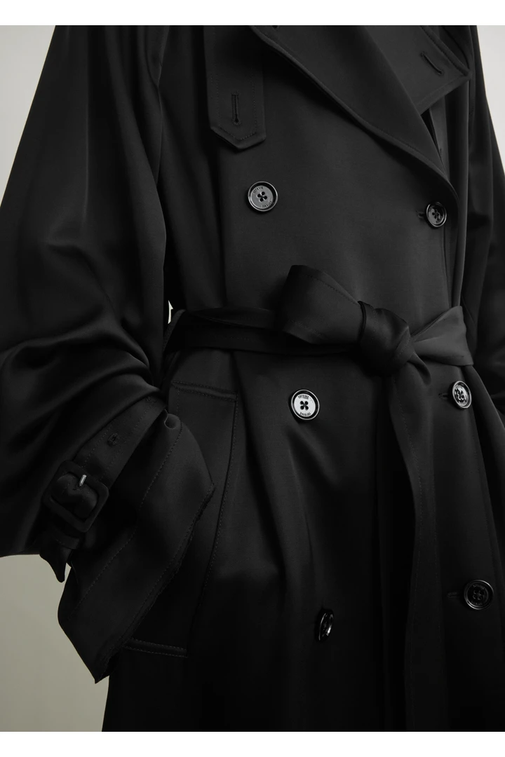 TOTEME 드레이프 새틴 트렌치 블랙의 블랙컬러 5번쨰 이미지입니다.