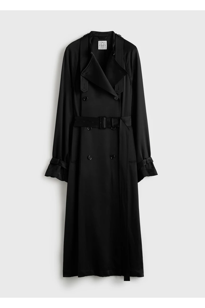 TOTEME 드레이프 새틴 트렌치 블랙의 블랙컬러 6번쨰 이미지입니다.