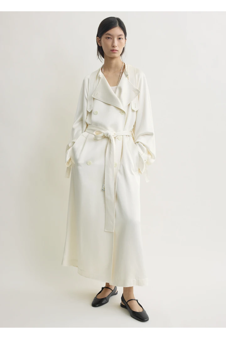 TOTEME 드레이프 새틴 트렌치 오프 화이트의 오프 화이트컬러 0번쨰 이미지입니다.