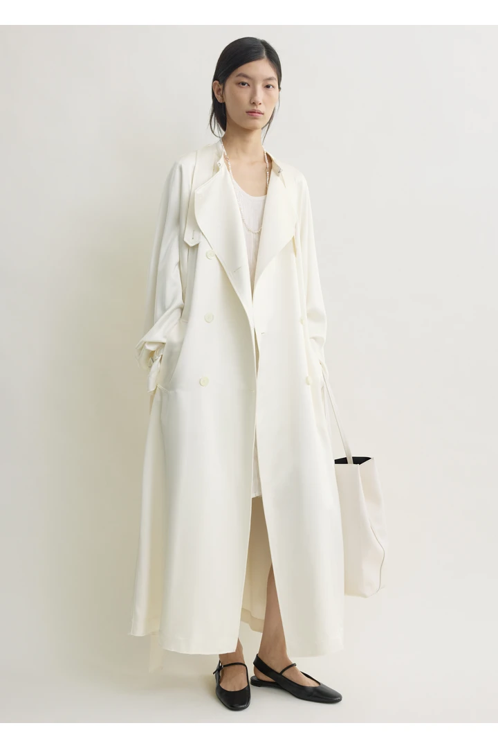TOTEME 드레이프 새틴 트렌치 오프 화이트의 오프 화이트컬러 1번쨰 이미지입니다.