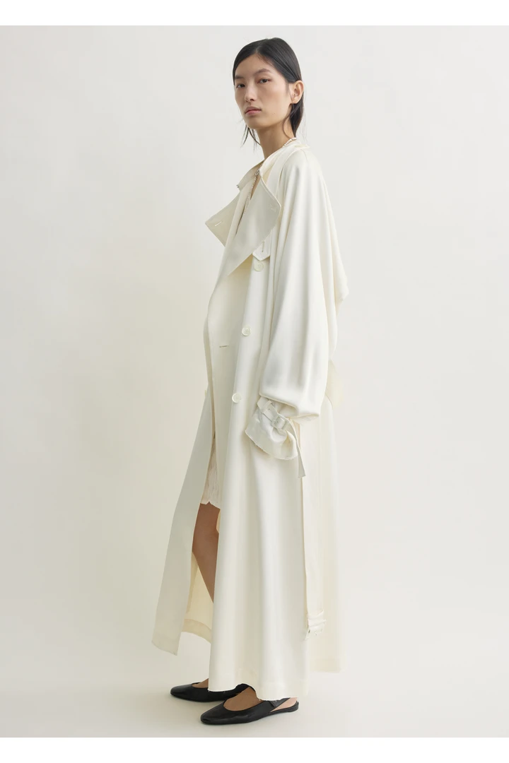 TOTEME 드레이프 새틴 트렌치 오프 화이트의 오프 화이트컬러 2번쨰 이미지입니다.