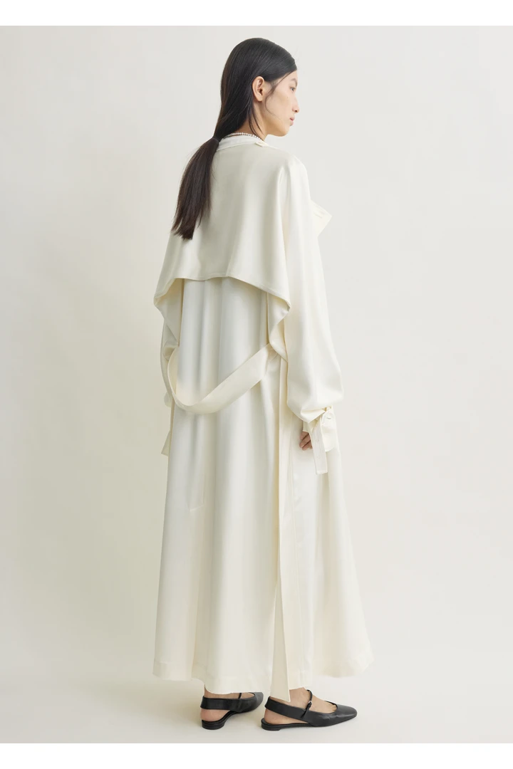 TOTEME 드레이프 새틴 트렌치 오프 화이트의 오프 화이트컬러 4번쨰 이미지입니다.